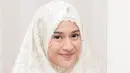 Pemeran, model, penyanyi, dan produser Indonesia ini banjir pujian ketika memakai mukena. Ia disebut sangat pas dan makin cantik pakai mukena. Beragam pujian pun mengalir ke Dian Sastrowardoyo yang pakai hijab. (Liputan6.com/IG/therealdisastr)