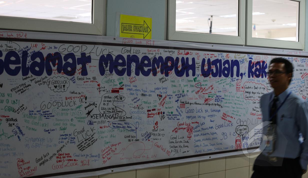 Sejumlah ucapan semangat terlihat di sebuah papan tulis saat pelaksanaan Ujian Nasional (UN) berbasis komputer atau Computer Based Test (CBT) di SMPK Penabur 2, Jakarta, Senin (4/5/2015). (Liputan6.com/Faizal Fanani)