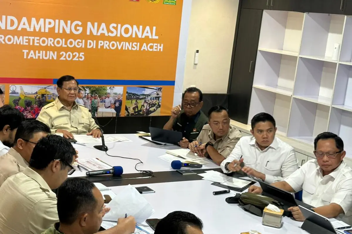 Presiden Prabowo Subianto menggelar rapat terbatas bersama sejumlah anggota Kabinet Merah Putih di posko terpadu penanganan bencana banjir di Lanud Sultan Iskandar Muda, Provinsi Aceh.
