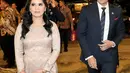 Annisa Pohan terlihat melingkarkan tas tangan bermotif zig zag warna pink di pergelangan tangannya [@agusyudhoyono]