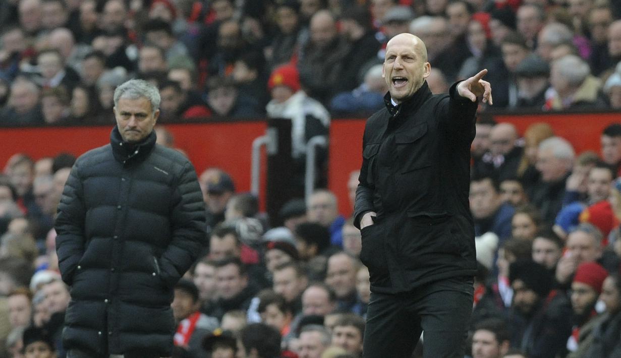 Ekspresi pelatih Reading, Jaap Stam memberikan arahan saat timnya melawan Manchester United  ,pada laga Piala FA di Old Trafford, (7/1/2017). Setan Merah menang 4-0. (AP/Rui Vieira)