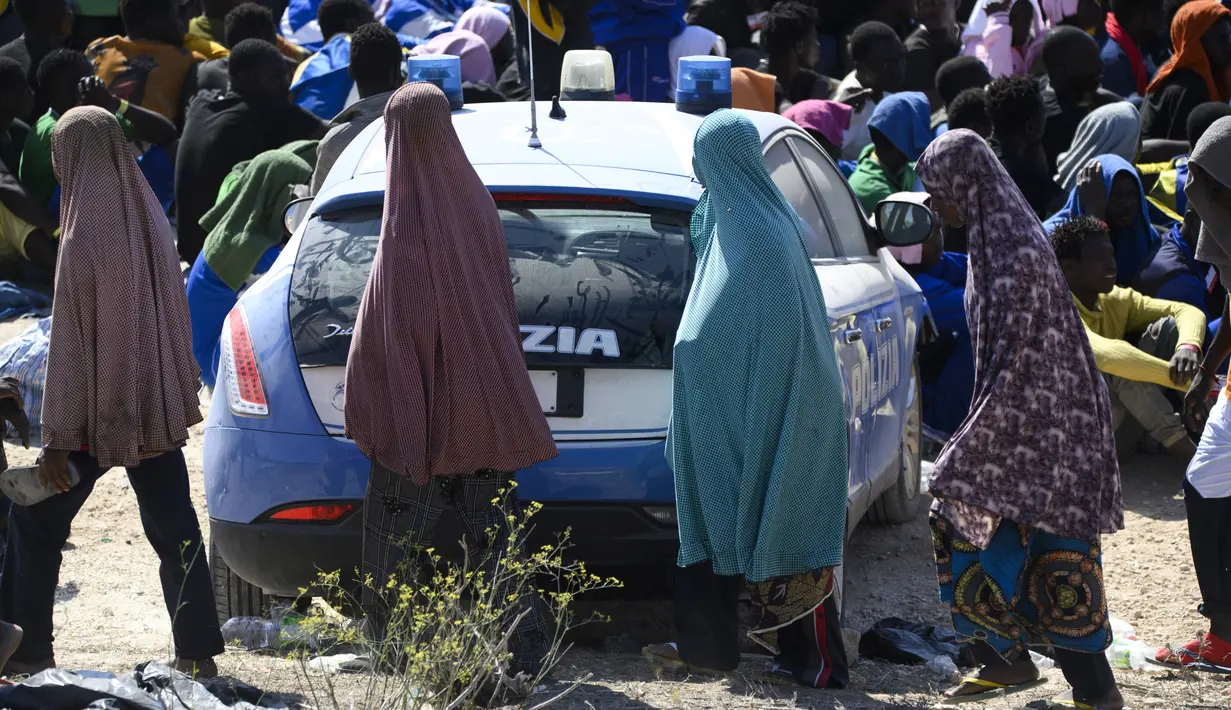 Palang Merah mengatakan masih ada 4.200 migran di pusat tersebut dari 6.800 orang yang mencapai pulau wisata dan nelayan kecil itu dalam sebuah armada sekitar 120 kapal yang berangkat dari Tunisia. (AP Photo/Valeria Ferraro)