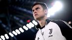 Paulo Dybala akhirnya memutuskan masa depannya untuk merapat ke klub Ibu Kota Italia, AS Roma. Menurut pakar transfer Fabrizio Romano, sang pemain dikontrak selama 3 tahun. Giallorossi mendapatkan Dybala secara gratis usai transfernya di Juventus tidak diperpanjang. Jose Mourinho digadang-gadang merupakan sosok kunci kepindahan penyerang Argentina tersebut. (AFP/Marco Bertorello)