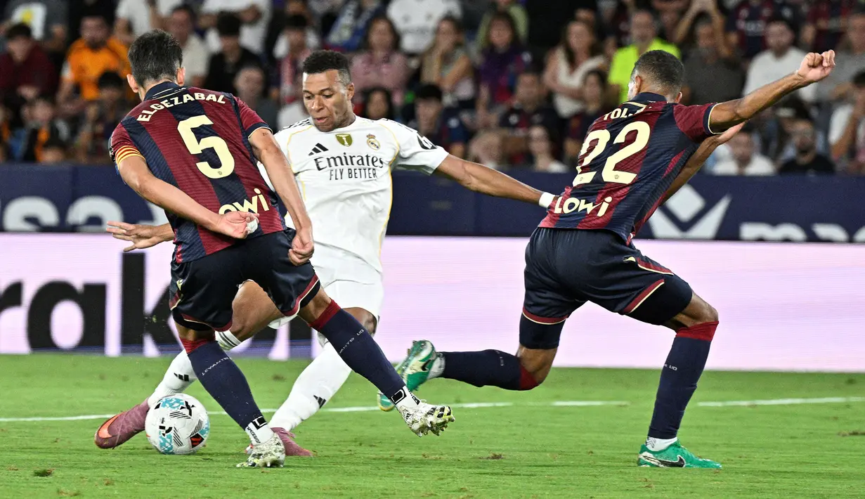 Dua gol tersebut menambah catatan gol Kylian Mbappe pada musim ini. Sejauh ini, ia sukses melesatkan 9 gol dalam 7 penampilannya bersama Los Blancos di semua kompetisi. (AFP/Jose Jordan)