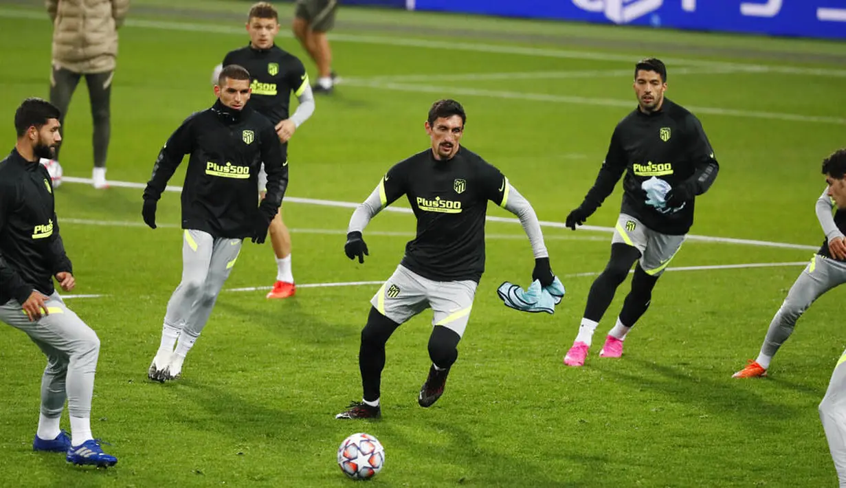 Pemain Atletico Madrid, Stefan Savic, mengejar bola saat sesi latihan jelang laga Liga Champions di Moskow, Senin (2/11/2020). Atletico Madrid akan berhadapan dengan Lokomotiv Moscow. (Yuri Kochetkov/Pool via AP)