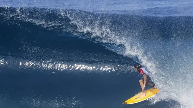 Melihat Pesalancar Dunia Taklukkan Ombak Pantai Hawaii