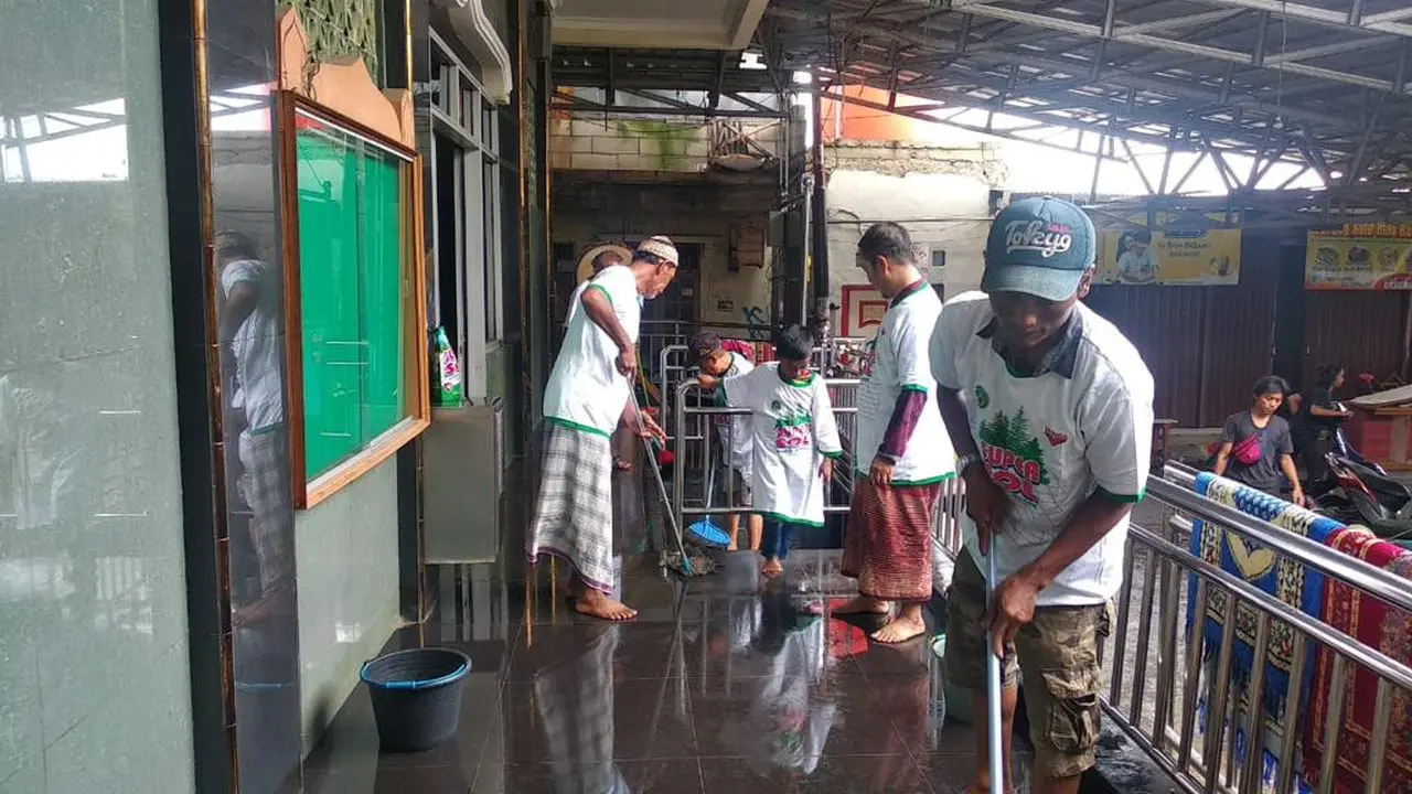 Korban banjir mulai membersihkan pemukiman setelah banjir surut. (dok. Yayasan Wings Peduli Kasih/Adhita Diansyavira)