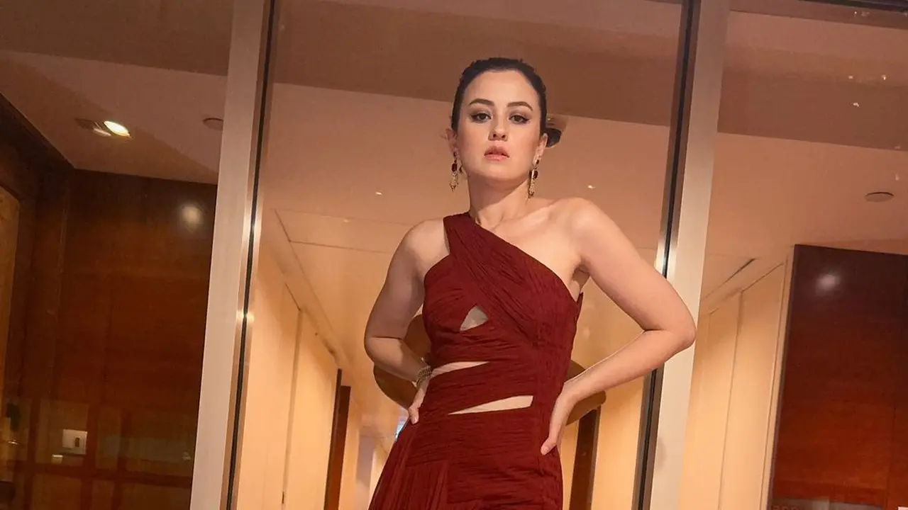Kimberly Ryder dengan dress merah (Instagram/kimbrlyryder)