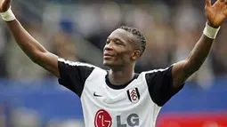 Ekspresi terima kasih bek Fulham asal Ghana, John Pantsil kepada para fans klub seusai laga perdana EPL melawan Portsmouth di Fratton Park, 15 Agustus 2009. AFP PHOTO/Glyn Kirk 