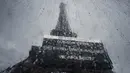 Foto yang diambil di Paris pada tanggal 22 Februari 2024 menunjukkan sebuah informasi kepada para pengunjung, Menara Eiffel ditutup karena para staf melakukan mogok kerja terkait pengelolaan keuangan monumen oleh kota. (Dimitar DILKOFF/AFP)