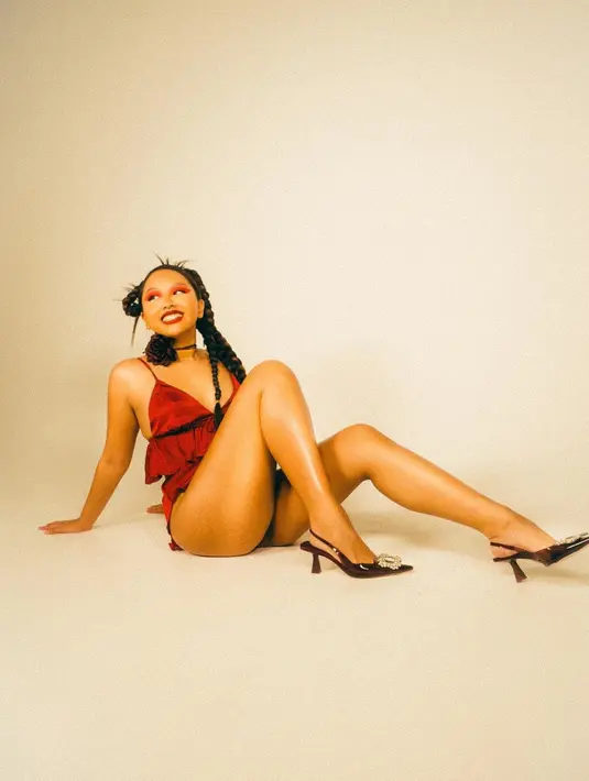 Penampilannya pun menuai pujian di kolom komentar, termasuk dari Marion Jola. [Instagram najandmm]