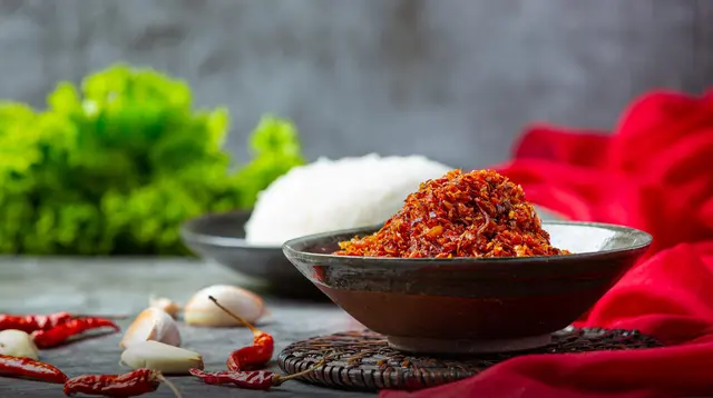 Ilustrasi Mie Pedas Mie Sambal Geprek / Freepik by jcomp