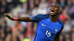 Pemain Prancis, Paul Pogba, dikenal sebagai muslim yang taat. Saat Piala Eropa 2016 nanti, Pogba mungkin akan berpuasa Ramadhan saat berlatih, tapi mungkin tidak berpuasa bila bertanding. (AFP/Franck Fife)