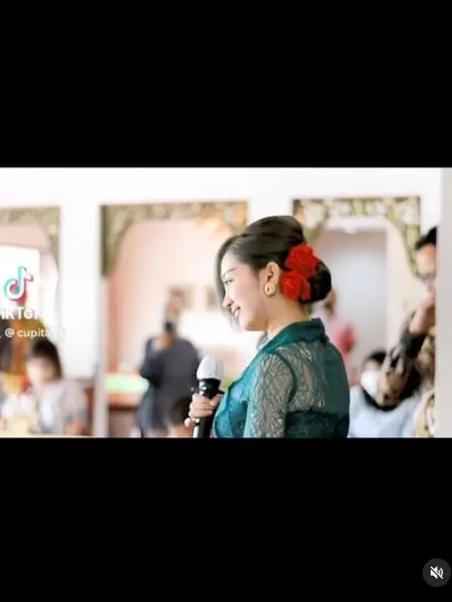 6 Momen Lamaran Cupi Cupita dan Bintang Bagus, Tampil Memesona Pakai Kebaya