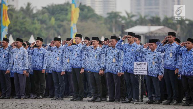 Aparatur Sipil Negara (ASN) memberi hormat bendera saat mengikuti upacara peringatan Hari Lahir Pancasila di Monas, Jakarta, Sabtu (1/6/2019). Upacara yang dipimpin langsung oleh Gubernur DKI Jakarta Anies Baswedan diikuti ASN serta perwakilan organisasi masyarakat. (Liputan6.com/Faizal Fanani)