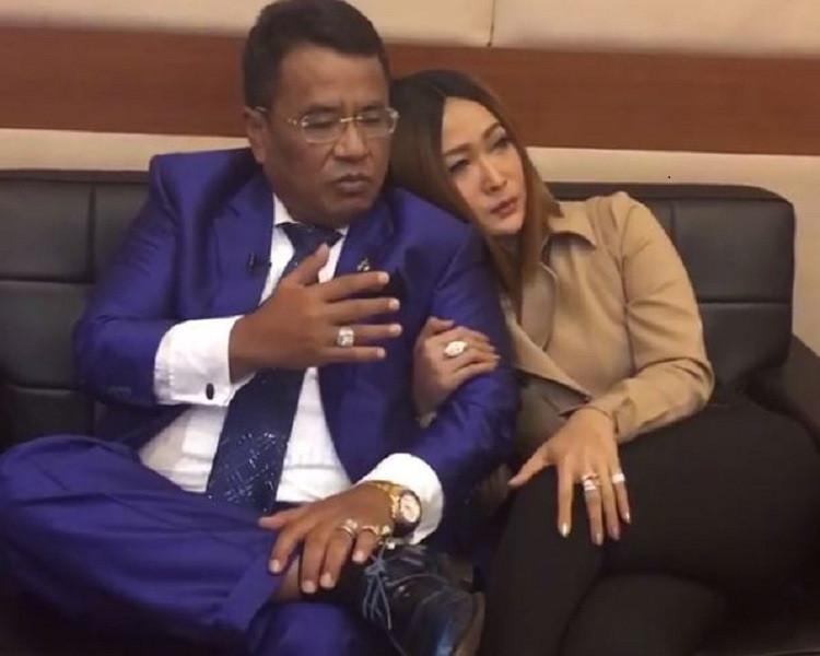 Inul Daratista manja bersandar di bahu Hotman Paris