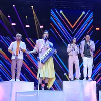 Kolaborasi enam penyanyi muda di malam puncak HUT SCTV ke-28. (Foto: Adrian Putra/Bintang.com)