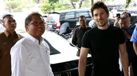 Menkominfo Rudiantara menerima kunjungan pendiri sekaligus CEO Telegram, Pavel Durov setibanya di kantor Kemenkominfo, Jakarta, Selasa (1/8). Pertemuan Menkominfo dengan Durov untuk menindaklanjuti pemblokiran Telegram. (Liputan6.com/Angga Yuniar)