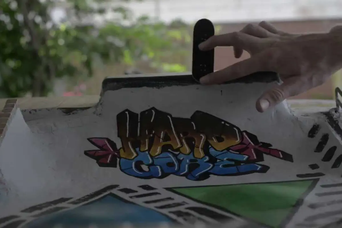 Video: Hebat, Orang-orang Ini Main 'Skateboard' Pakai Jari!