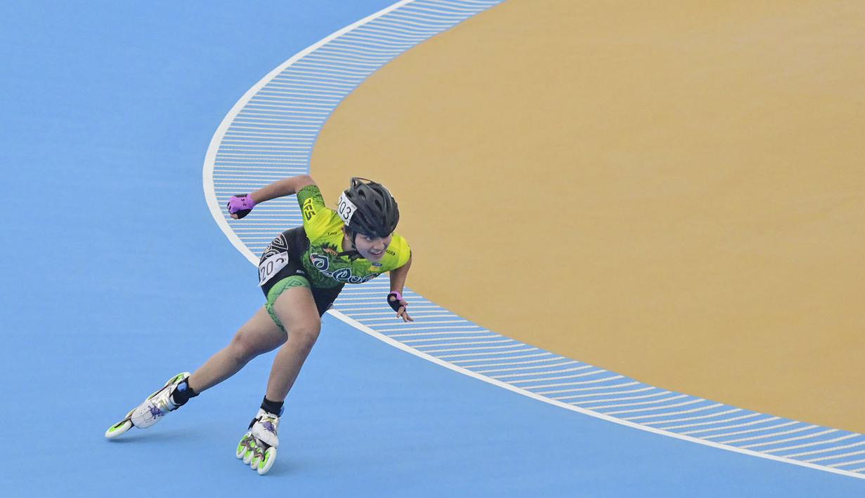 Dinda Salsabila Atlet Putri Sepatu Roda Papua berhasil menyumbang medali emas untuk PAPUA melalui nomor Sprint 200m cabang olahraga Sepatu Roda - Putri PON XX PAPUA di Gedung Kanselir Klemens Tinal Roller Sepatu Roda, Kota Jayapura, Selasa(29/09/2021), (Foto: PB PON XX Papua/Ronaldy Irfak)