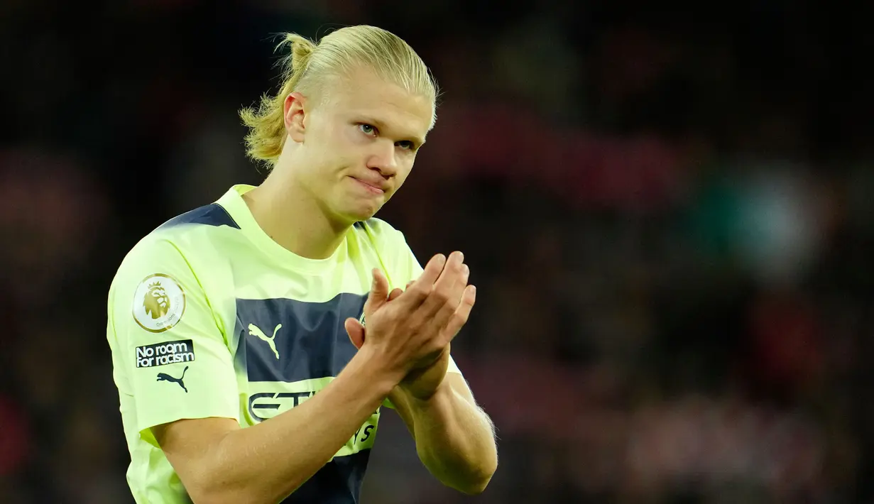 Pemain Manchester City Erling Haaland memberikan tepuk tangan kepada pendukungnya di akhir pertandingan sepak bola Liga Inggris antara Liverpool dan Manchester City di Stadion Anfield, Liverpool, Minggu (16/10/2022). (AP Photo/Jon Super)