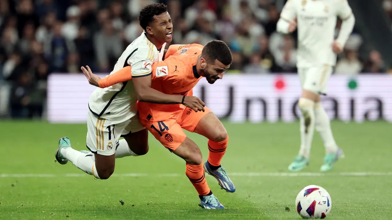 Foto: Aksi Memukau Duo Brasil saat Membawa Real Madrid Pesta Gol ke Gawang Valencia