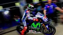 Pebalap Movistar Yamaha, Jorge Lorenzo, mencatat waktu 1 menit 38,858 detik pada sesi kualifikasi MotoGP Jerez di Sirkuit Jerez, Spanyol, Sabtu (23/4/2016). (AFP/Cristina Quicler)