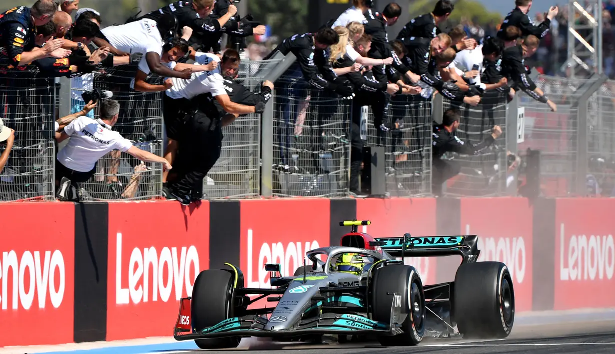 Untuk pertama kalinya, Lewis Hamilton finis di urutan kedua pada Formula 1 2022 di GP Prancis, Minggu (24/07/2022). Mengawali lomba dari posisi keempat, Hamilton mampu naik satu posisi setelah start. Pebalap 37 tahun tersebut tampil solid di posisi ketiga. Ia juga diuntungkan dengan insiden Charles Leclerc yang mengalami spin sehingga mampu finis kedua di belakang Max Verstappen. (AFP/Sylvain Thomas)