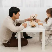 Gaya parenting modern yang menekankan empati, komunikasi terbuka, dan pendekatan lembut kini semakin populer dan banyak diterapkan dalam keluarga masa kini, terutama di kalangan orangtua muda. (foto/dok: freepik)