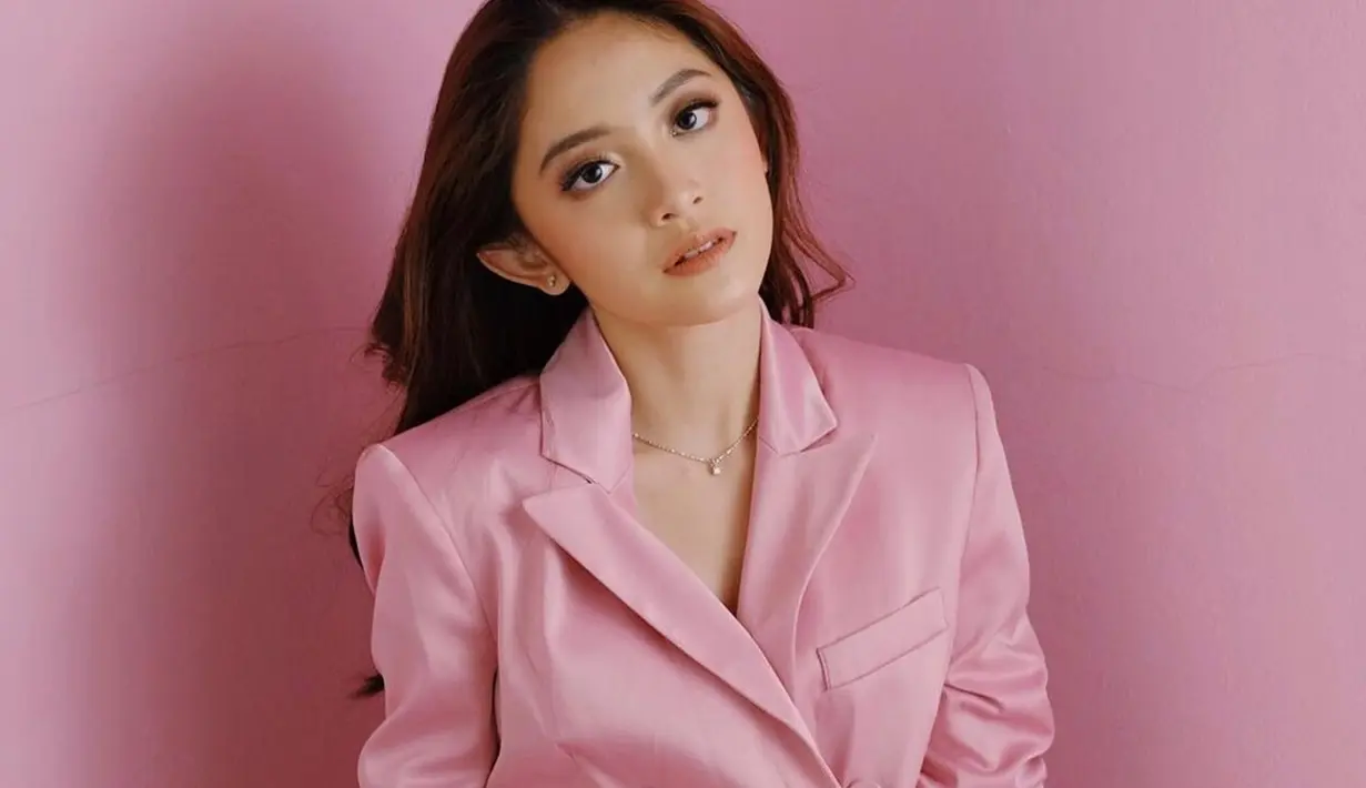 Saat memakai jas warna merah muda, gaya penampilan Natalie Zenn ini kian menawan. Ia terlihat begitu elegan mengenakan jas seperti itu. Penampilan menawannya ini banjir pujian netizen yang menyebutnya sangat memesona. (Liputan6.com/IG/@nataliezenn24)