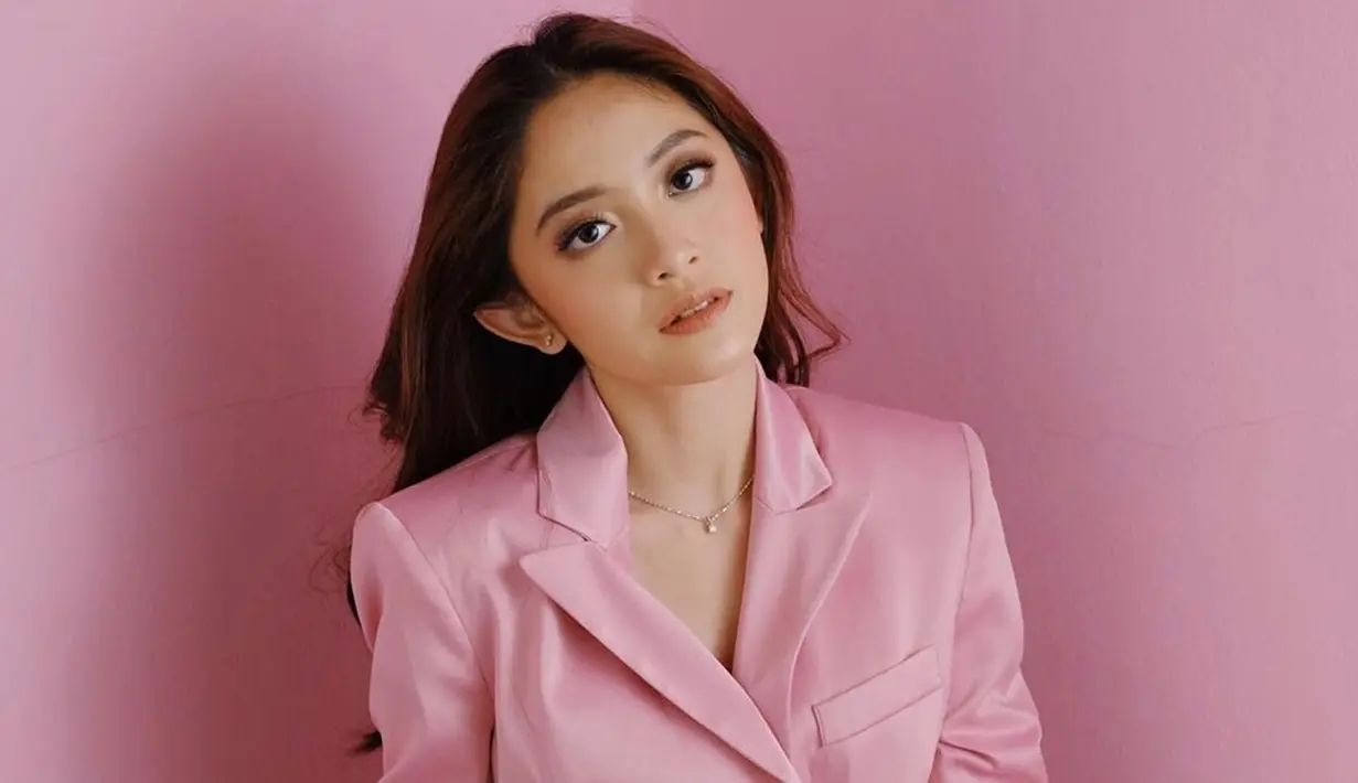 Saat memakai jas warna merah muda, gaya penampilan Natalie Zenn ini kian menawan. Ia terlihat begitu elegan mengenakan jas seperti itu. Penampilan menawannya ini banjir pujian netizen yang menyebutnya sangat memesona. (Liputan6.com/IG/@nataliezenn24)