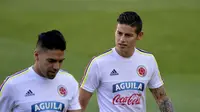Mantan pemain MU Radamel Falcao bersama James Rodriguez (kanan) dalam kamp latihan timnas Kolombia. (JOSE JORDAN / AFP)