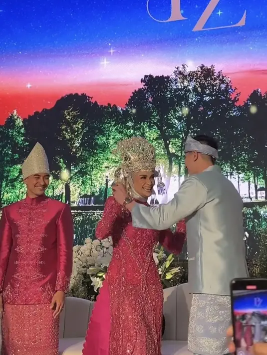 Beskap Verrell dipadukan dengan bawahan kain songket motif silver di atas celana panjang warna baby bluenya. Tampak ia pun naik ke atas pelaminan untuk memberi selamat kepada kedua mempelai.  [@bramastavrl]