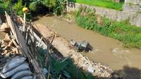 Mobil pikap terjun ke sungai dari ketinggian 20 meter di Kelurahan Sukaresmi, Kecamatan Tanahsareal, Kota Bogor, Selasa pagi (24/5/2022). Tak ada korban jiwa dalam insiden ini. (Liputan6.com/Achmad Sudarno)