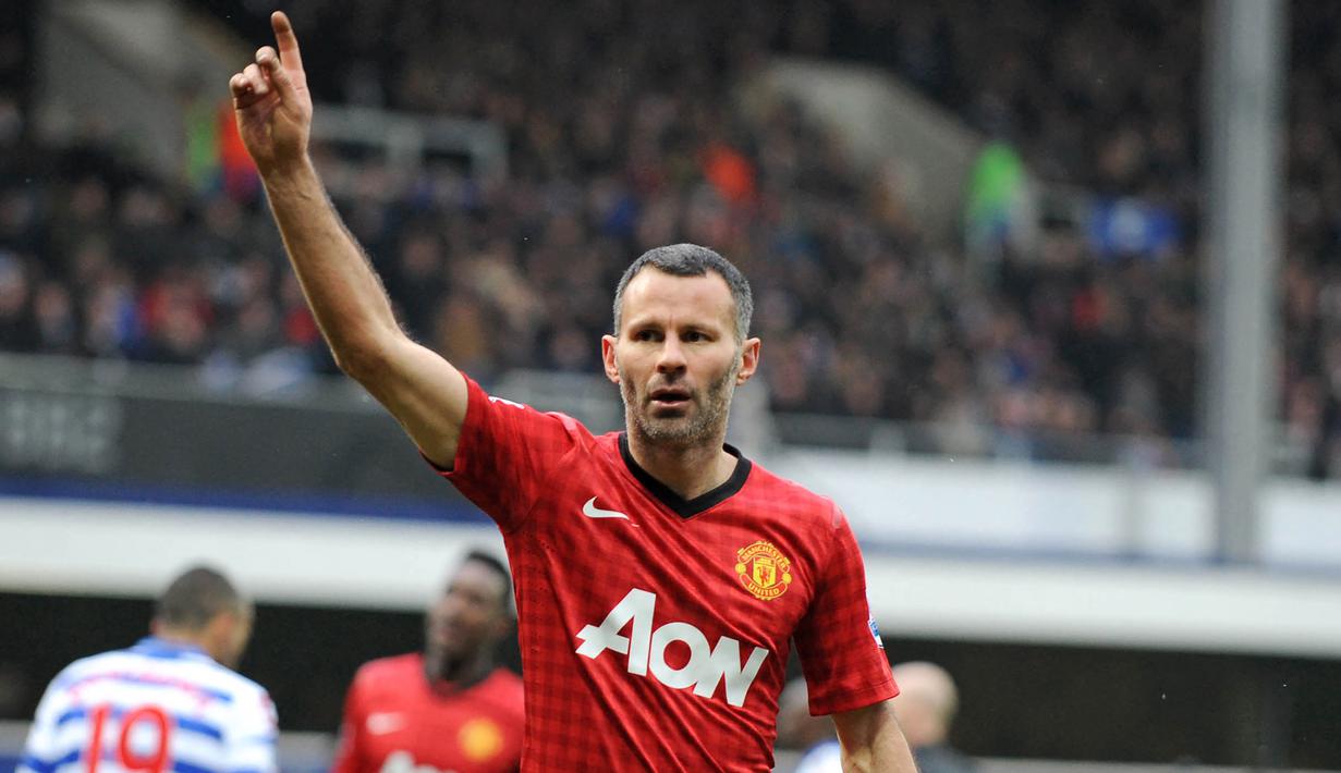 Ryan Giggs. Legenda Manchester United asal Wales yang kini menangani Timnas Wales ini mampu mencetak 109 gol dan 161 assist dalam 632 laga di Premier League hanya bersama Setan Merah. Total 13 trofi Premier League dikoleksinya dalam 22 musim mulai 1992/1993 hingga 2013/2014. (AFP/Olly Greenwood)