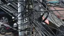 Instalasi kabel saling bersinggungan di tiang Jalan Gunung Sahari, Jakarta, Rabu (13/7). Kurangnya penataan membuat instalasi kabel di Ibu Kota terlihat semrawut dan mengganggu pemandangan. (Liputan6.com/Immanuel Antonius)