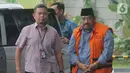 Swasta penyuap Bupati Indramayu Supendi, Carsa AS mengenakan rompi tahanan tiba di Gedung KPK, Jakarta, Jumat (13/11/2019). Carsa AS diperiksa sebagai saksi untuk tersangka Bupati Indramayu, Supendi mendalami aliran dana suap. (merdeka.com/Dwi Narwoko)