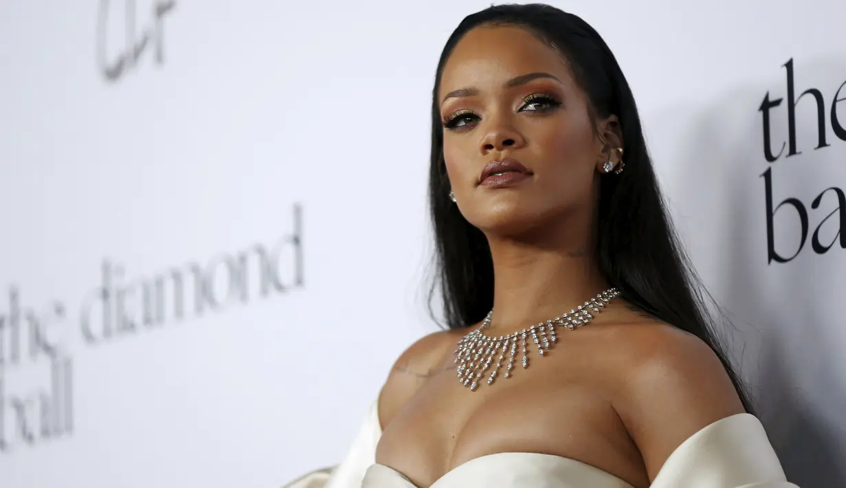 Penyanyi Rihanna berpose pada acara penggalangan dana bernama The Diamond Ball di Santa Monica, California, (10/12). Penyanyi 27 tahun ini menjadi tamu dalam penggalangan dana milik  Clara Lionel Foundation. (REUTERS/Mario Anzuoni)