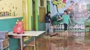 Warga membersihkan lumpur sisa pascabanjir di perumahan Ciledug Indah, Tangerang Senin (21/2/2021). Banjir yang menggenangi perumahan tersebut membuat warga mengalami kerugian cukup besar karena barang-barang berharga mereka rusak parah. (Liputan6.com/Angga Yuniar)
