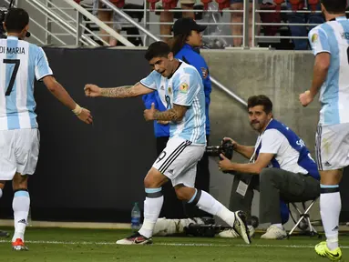 Gelandang Argentina, Ever Banega (tengah) melakukan selebrasi usai mencetak gol kegawang Chile  pada Copa America Centenario 2016 di Levi's Stadium, California, AS (7/6). Argentina menang atas Chile dengan skor 2-1. (AFP/Mark Ralston)