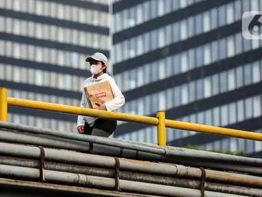 Warga yang mengenakan masker beraktivitas saat jam pulang kantor di Jakarta, Rabu (21/6/2023). Presiden Joko Widodo atau Jokowi resmi mencabut status pandemi COVID-19 di Indonesia mulai hari ini. (Liputan6.com/Johan Tallo)