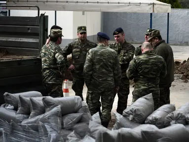 Aparat militer melakukan inspeksi di lokasi temuan bom sisa Perang Dunia II di Kota Thessaloniki, Yunani, 9 Februari 2017. Penemuan bom yang mengandung sekitar 250 kg bahan peledak itu memicu evakuasi sekitar 60 ribu warga. (AP Photo/Giannis Papanikos)