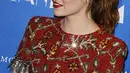 Wanita berusia 28 tahun ini hadir dalam gala premiere film LA LA LAND di Paris dengan balutan gaun berwarna merah dan silver. Ditambah dengan riasan wajah natural yang dipadukan dengan lipstick berwarna merah. (doc.dailymail.com)