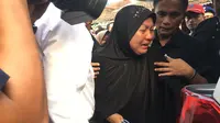 Pemakaman pilot jatuh di Papua diwarnai isak tangis dari sang istri. (Liputan6.com/Pramita Tristiawati)
