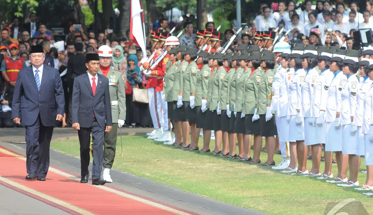 Presiden Jokowi mengantarkan Presiden SBY keluar gerbang Istana Negara, Jakarta, Senin (20/10/2014) (Liputan6.com/Herman Zakharia)