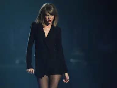 Penyanyi Taylor Swift tampil menjadi pembuka dalam acara Brit Awards 2015 di O2 Arena, London, Rabu (25/2). (REUTERS/Toby Melville)