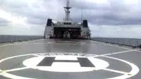 KRI Banda Aceh Bersandar, Pencari AirAsia Ramai-ramai ke Salon