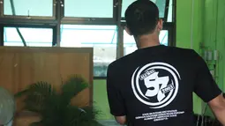 Alumni SMAN 57 angkatan 2003 mengadakan reuni dengan tema "Dulu, Kini dan Selamanya" di gedung SMAN 57 Jakarta, Minggu (29/3/2015). Tampak salah satu peserta mengenakan kaos yang dibuat khusus untuk acara tersebut. (Dok.Pribadi)