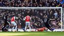 Pemain Watford, Odion Ighalo, saat mencetak gol ke gawang Arsenal pada putaran keenam Piala FA di Stadion Emirates, London, Minggu (13/3/2016). (Reuters/Hannah McKay)