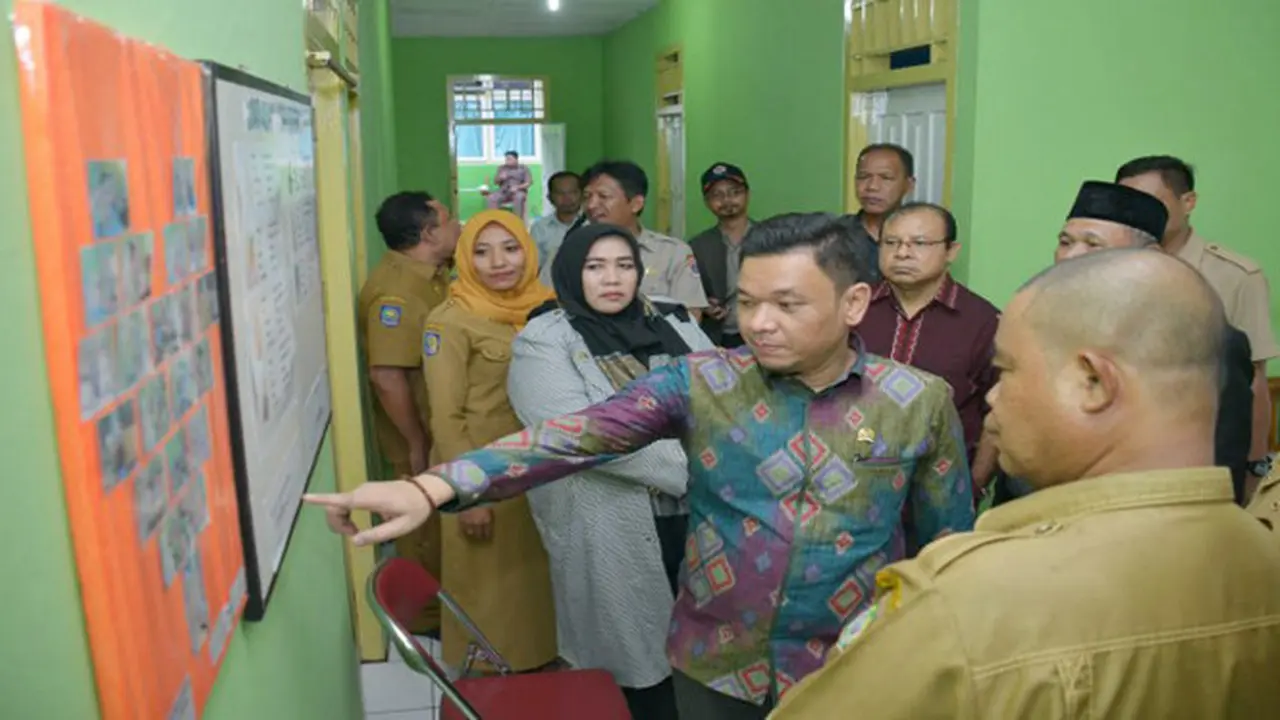 Didampingi Sekretaris Dinas Sosial Provinsi Maluku Utara Andrias Thomas dan Kepala Panti Sosial Samiun Usman di Ternate, Maluku Utara, Senin (30/4/2018).